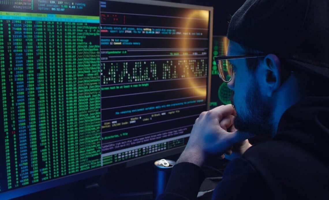 hacker-davanti-a-schermo