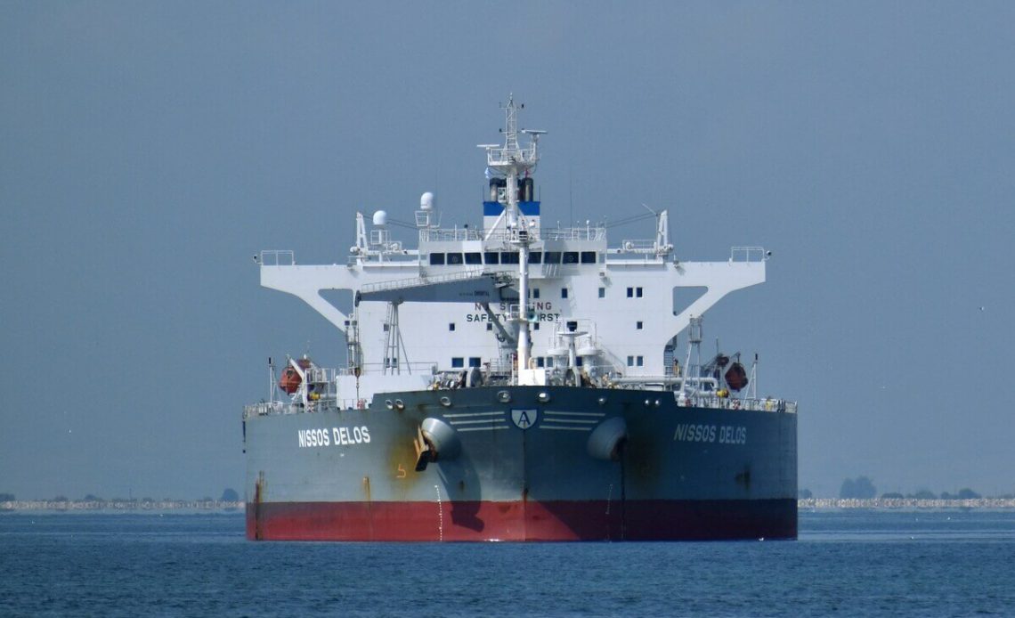 Petroliera in navigazione nello Stretto di Hormuz