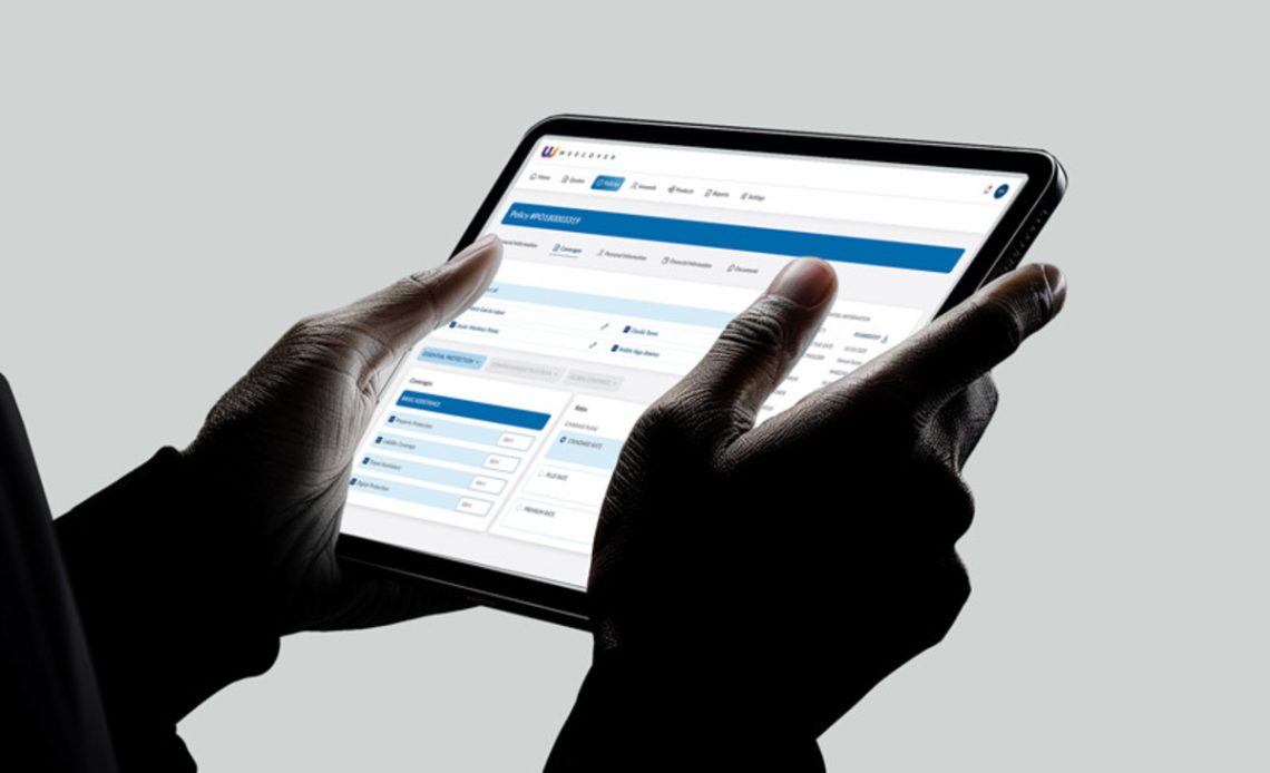 Consulente bancario utilizza una piattaforma digitale per la distribuzione di prodotti assicurativi