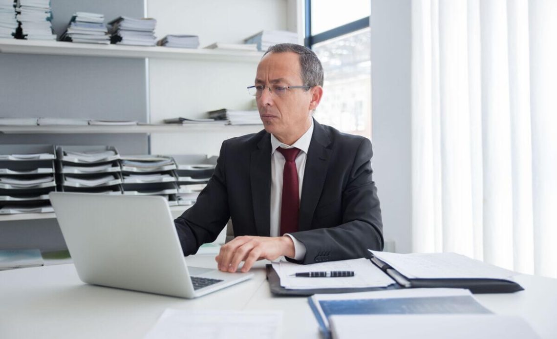 Agente assicurativo al lavoro con strumenti digitali e intelligenza artificiale