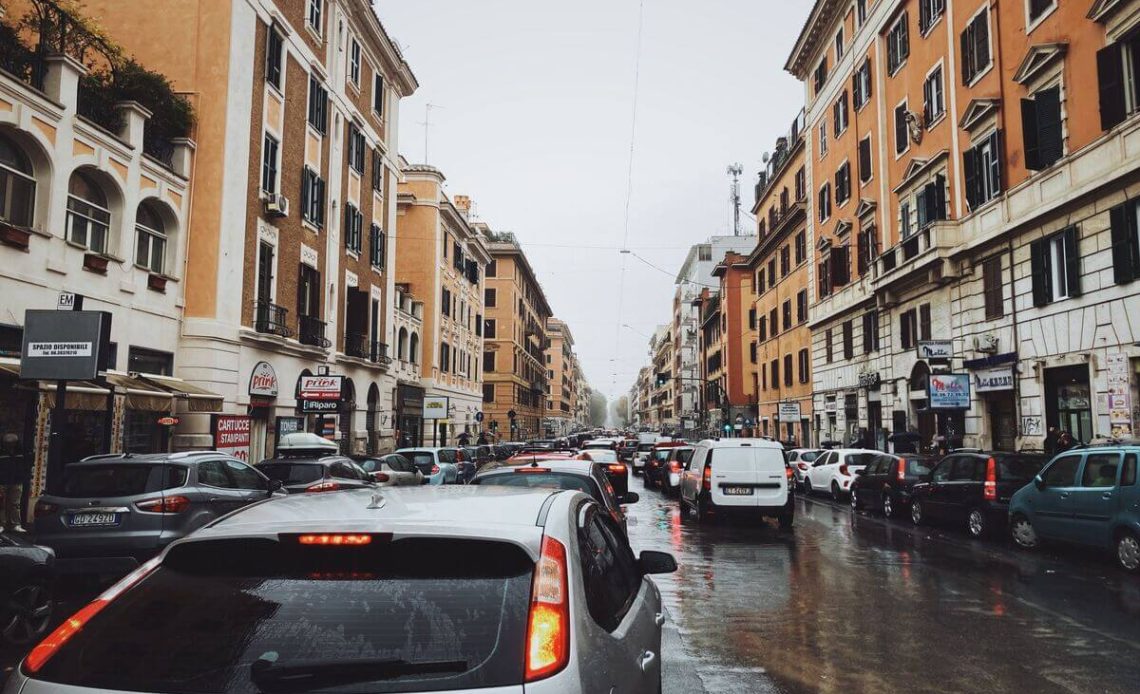 Auto in coda nel traffico urbano, tema del premio medio RC auto rilevato da ANIA a settembre 2026