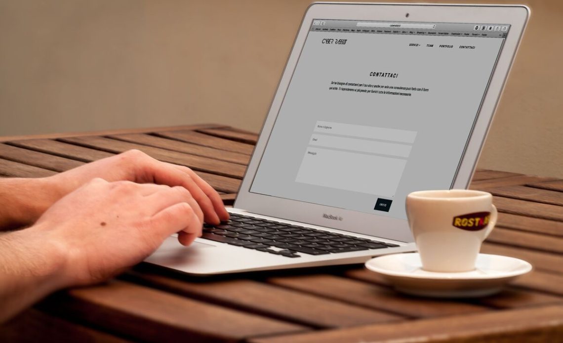 Computer portatile a simboleggiare la ricerca online di polizze Rc Auto